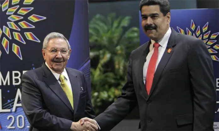 Ra&uacute;l Castro junto a Nicol&aacute;s Maduro. / elimpulso.com