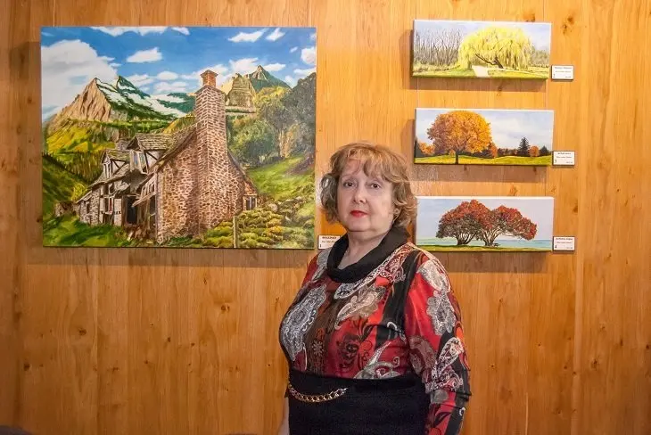 Dolores Vega junto a sus obras. / MC