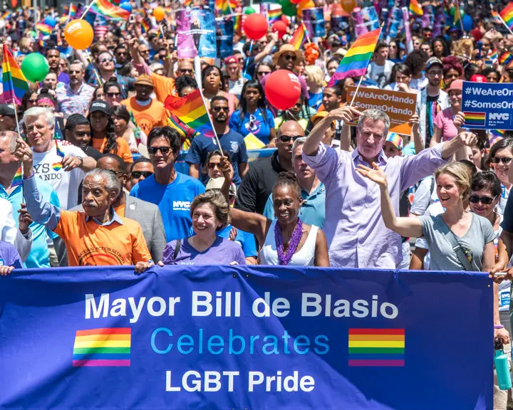 El Alcalde de Nueva Yok Bill de Blasio se&ntilde;ala a la actriz Cynthia Nixon mientras participan en la Marcha del Orgullo Gay con su esposa Chirlane McCray (C) y el activista de derechos humanos Al Sharpton (IZQ) el 26 de Junio. Foto: Enrique Shore