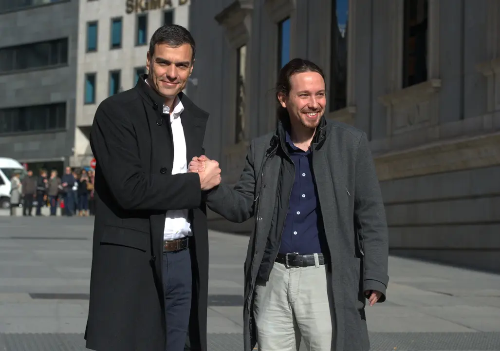 Pedro S&aacute;nchez y Pablo Iglesias se estrechan la mano