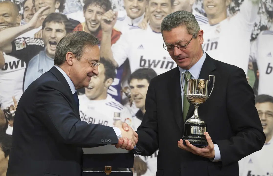 Florentino agradeciendo a Alberto sus favores