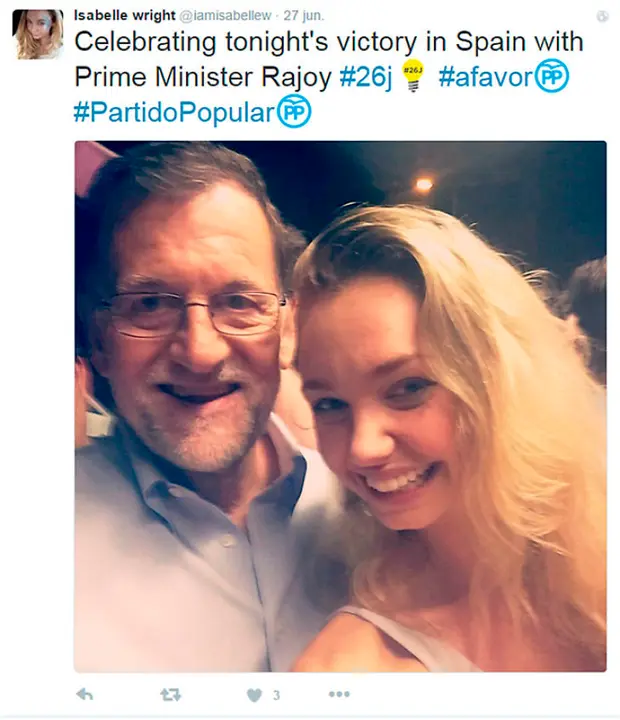 Tuit de Isabelle Wright, en la imagen con Rajoy.