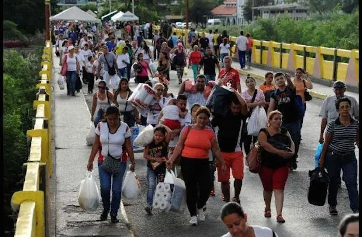 Venezolanos cruzan la frontera con Colombia. / eluniversal.com.co