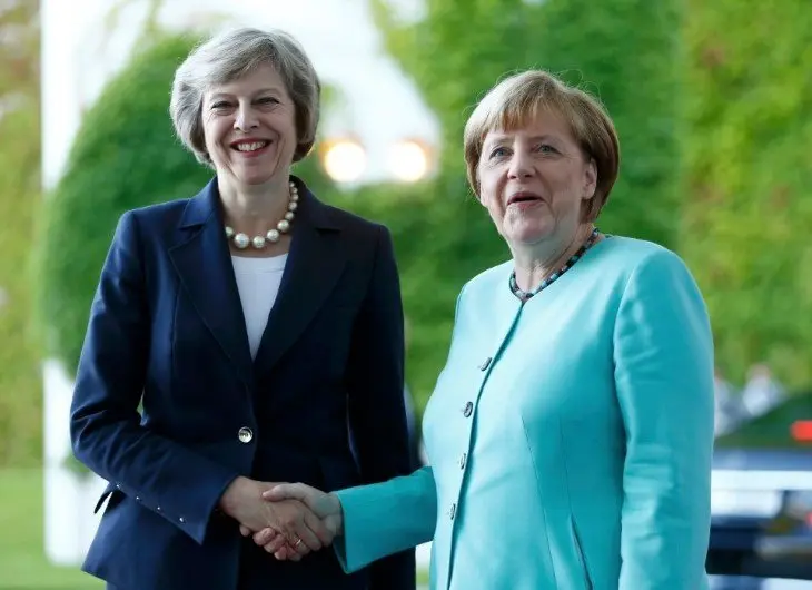 Theresa May y Angela Merkel. / thesun.co.uk