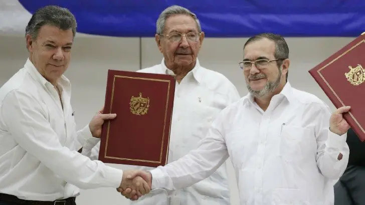 Juan Manuel Santos, Ra&uacute;l Castro y Timochenko. / La Naci&oacute;n Argentina