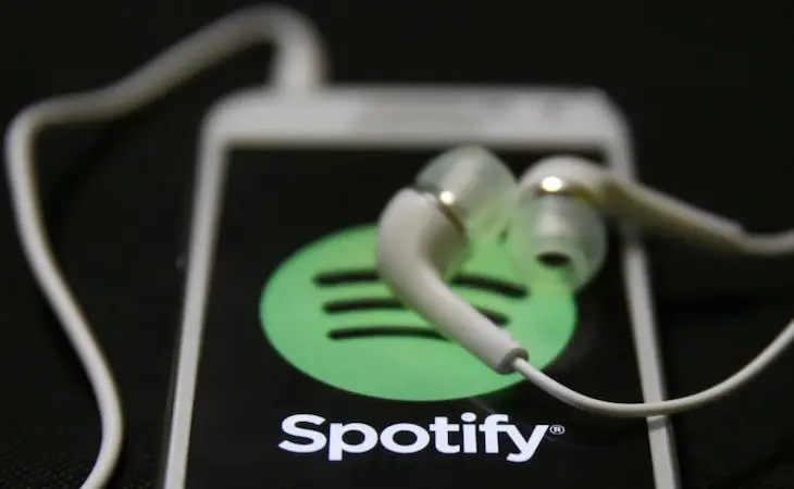 M&oacute;vil con aplicaci&oacute;n Spotify. / RRSS