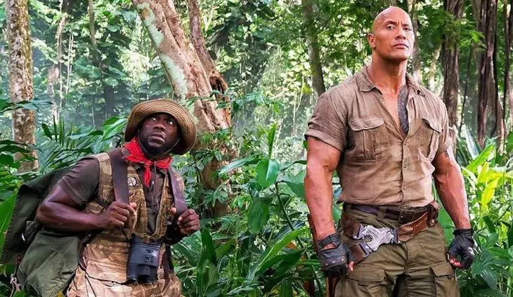 Kevin Hart junto a Dwayne Johnson en un fotograma de Jumanji / imdb.com