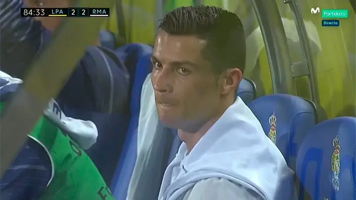 Cristiano mordi&eacute;ndose su labio inferior.