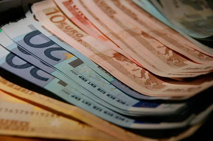 Billetes de distintas denominaciones.