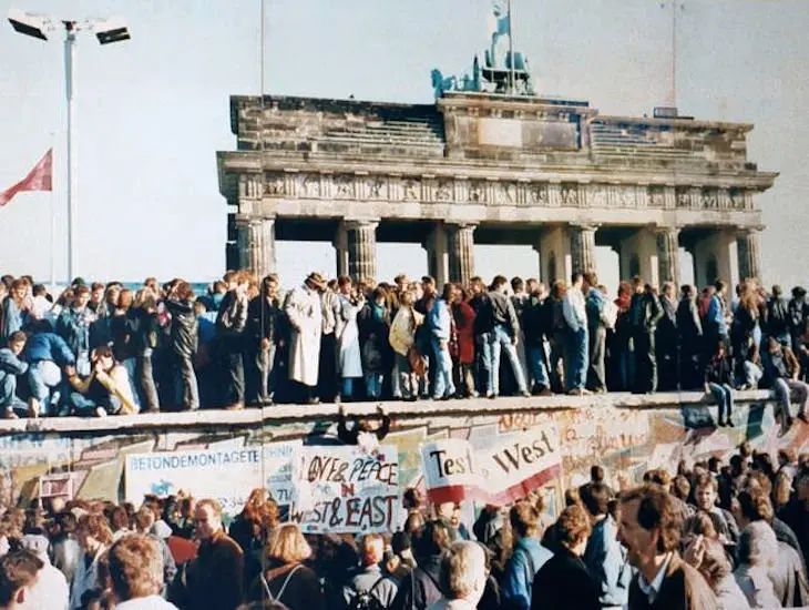 Icónica imagen de la caída del Muro de Berlín.