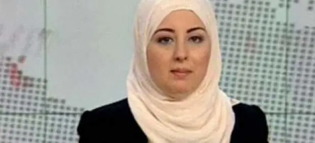 La periodista Fatma Nabil con hiyab en un informativo de la televisión pública egipcia. / Twitter