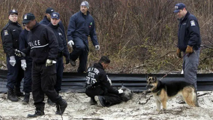 Polic&iacute;as en Gilgo Beach. / CBS