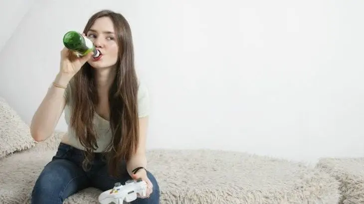 Niña bebiendo alcohol. / Thinkstock