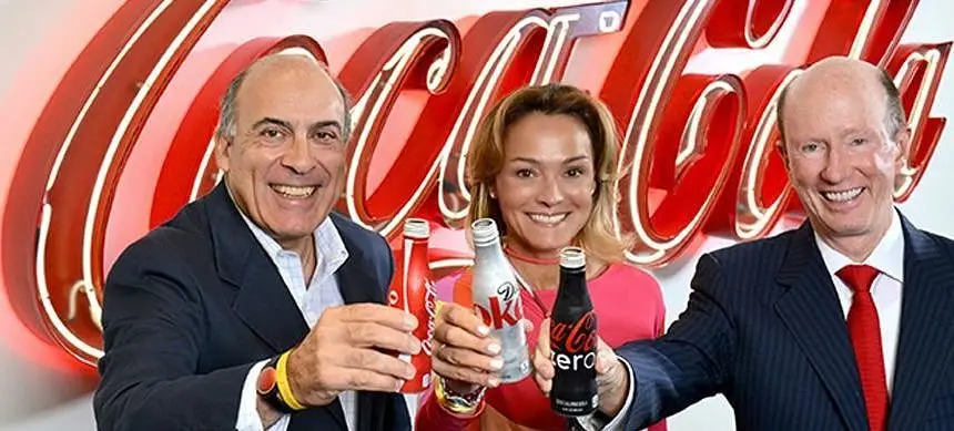 Sol Daurella, presidenta de Coca-Cola European Partners, con sus socios en la macroembotelladora europea. / Econom&iacute;a Digital