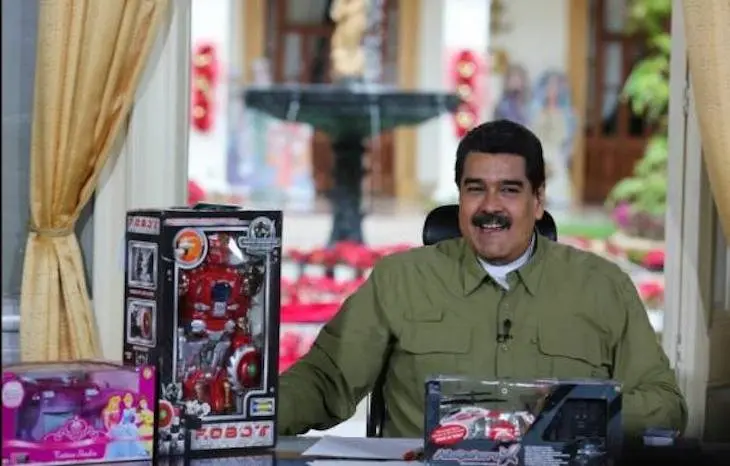 Nicolás Maduro con juguetes de la empresa Kreisel. / RRSS