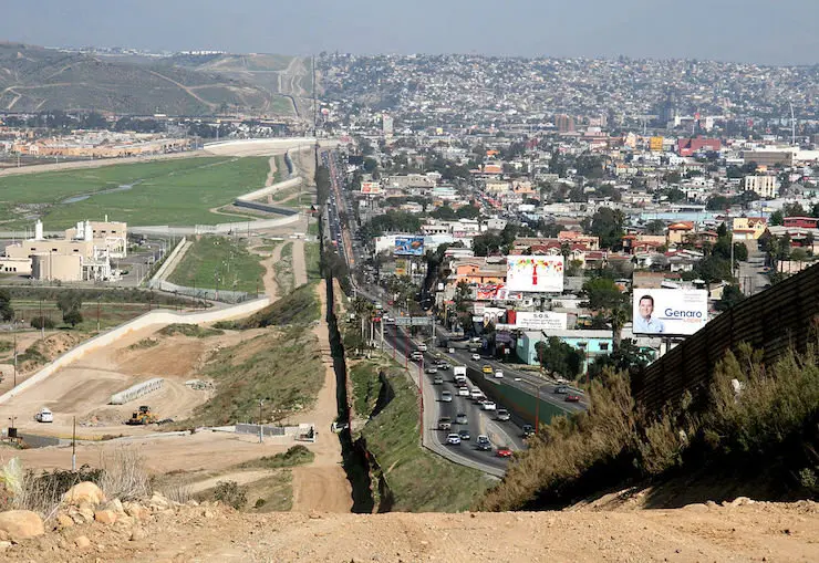 Parte del muro en el sector oeste entre México y EE UU - a la izq. la ciudad estadounidense de San Diego; a la derecha la ciudad mexicana de Tijuana, densamente poblada -. / Wikipedia