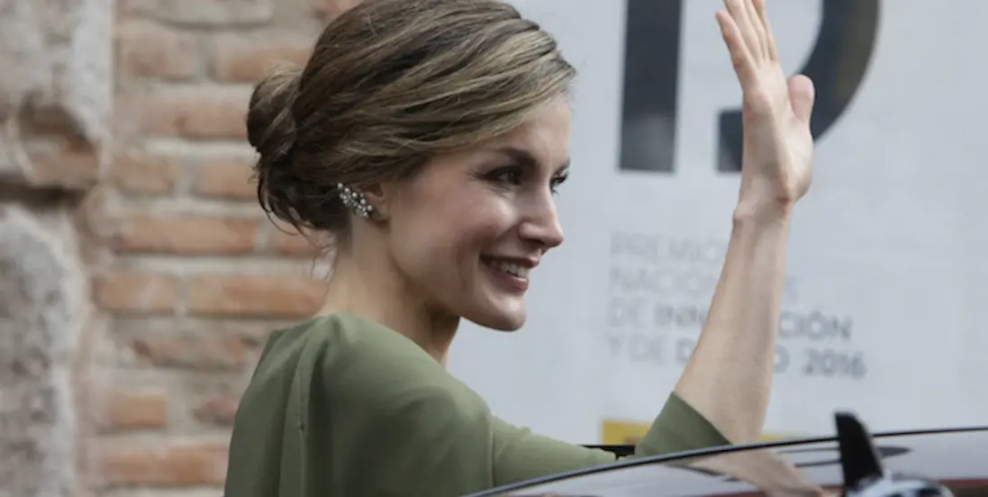 Doña Letizia con su vestido capa. / Twitter
