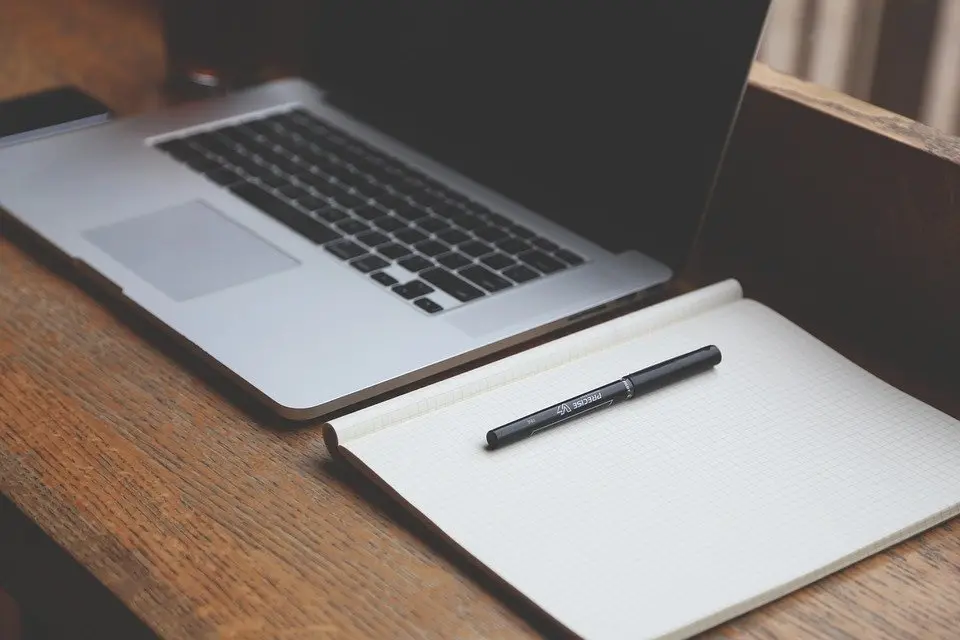Puesto de trabajo en una oficina empresarial. / Pixabay
