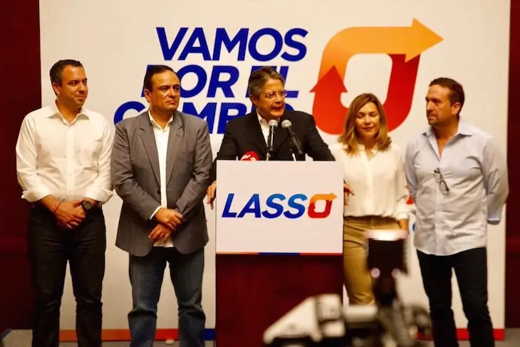 Guillermo Lasso (centro), candidato de CREO. / Twitter