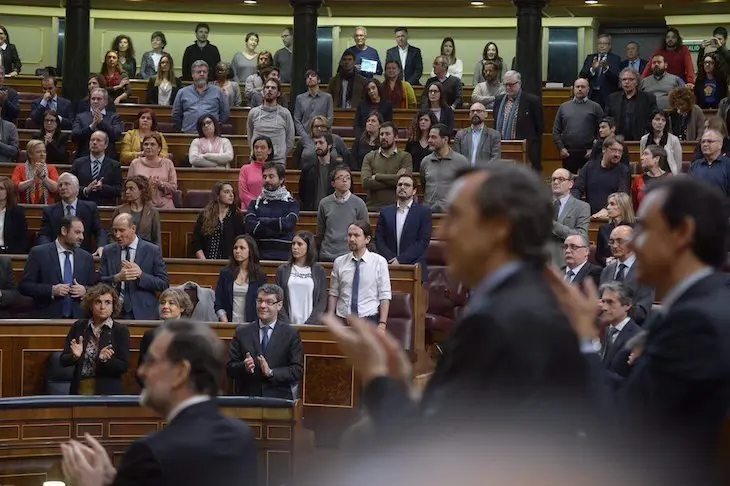 Diputados de Unidos Podemos (fondo). / Twitter