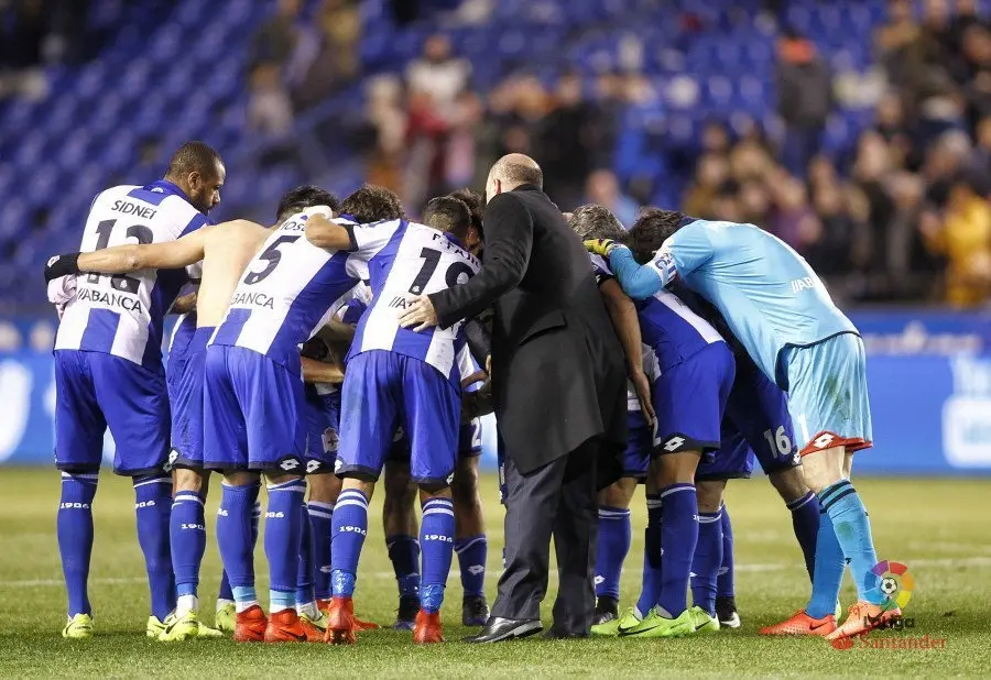 Pepe Mel con sus jugadores en Riazor. / A.V.
