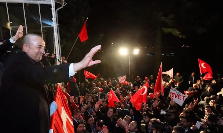 Mevlüt Cavusoglu, ministro de Relaciones Exteriores de Turquía en su mitin en Hamburgo. / Twitter