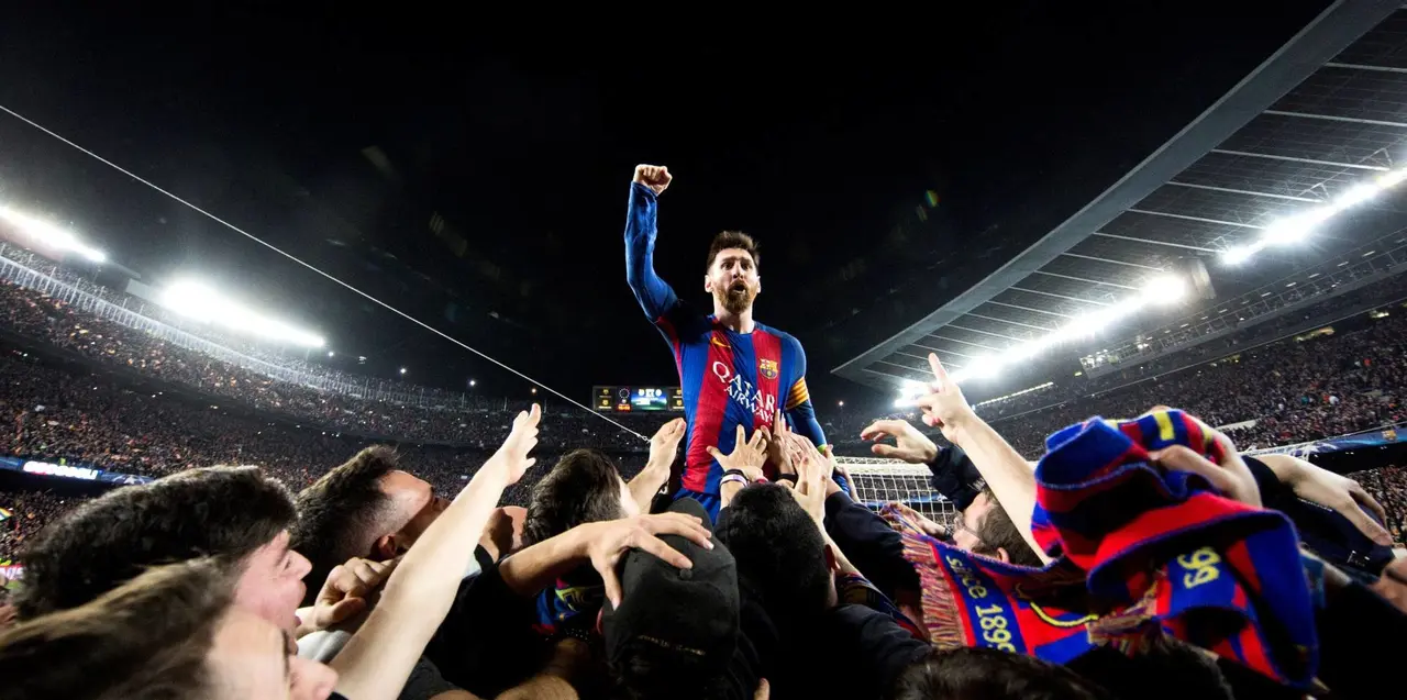 La fotografía que capta a Messi festejando con el Camp Nou. / Santi Garc&eacute;s & FC Barcelona