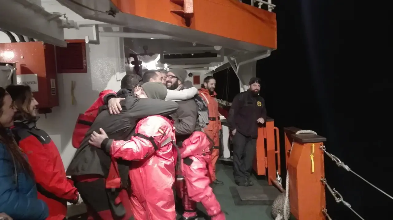 Los abrazos de fin de campaña. / Mundiario