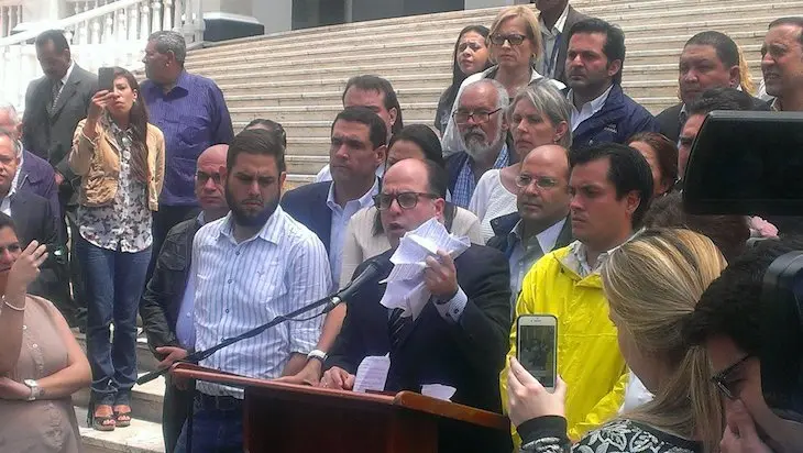 Julio Borges (centro) comparece frente a la Asamblea Nacional este jueves 30 de marzo. / Twitter