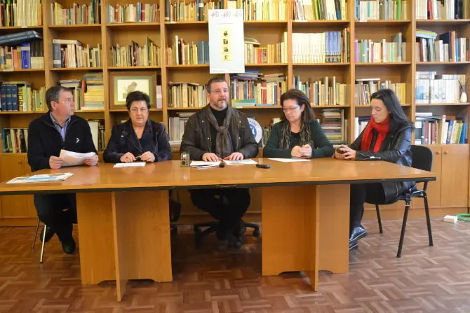 Mesa de la Federaci&oacute;n Galiza Cultura, cuya presidenta es Mar&iacute;a Pilar Garc&iacute;a Negro. / Mundiario
