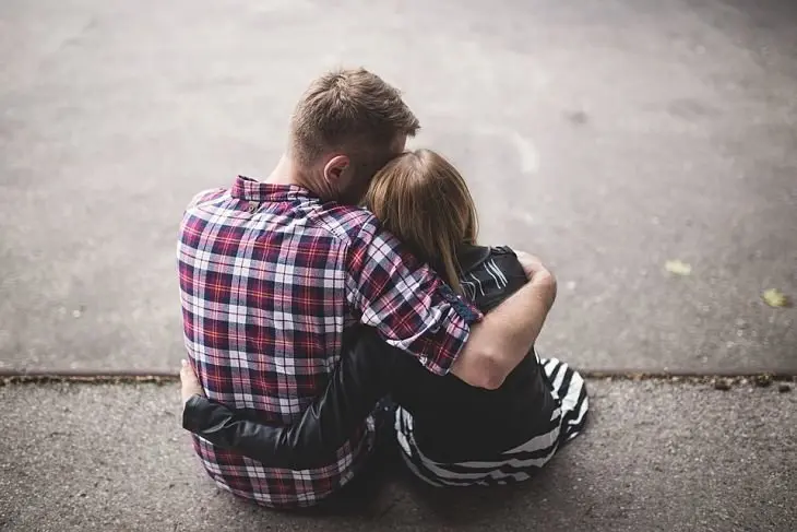 Dos enamorados abrazados Pixabay