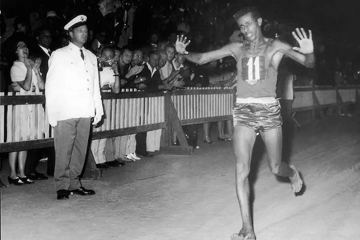 Abebe Bikila cruza la meta en la maratón de Roma.