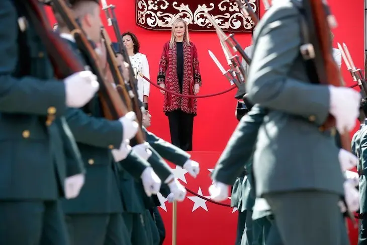Cristina Cifuentes (al fondo) durante un acto oficial este dos de mayo. / Twitter