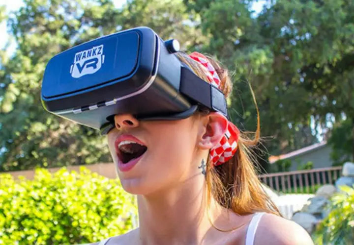Mujer disfrutando del porno en realidad virtual. WankzVR.