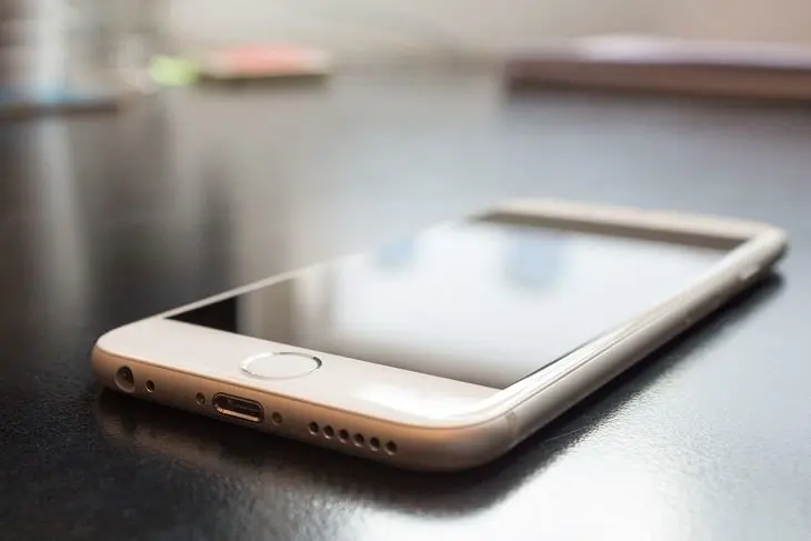 Celular iPhone en una mesa Pixabay