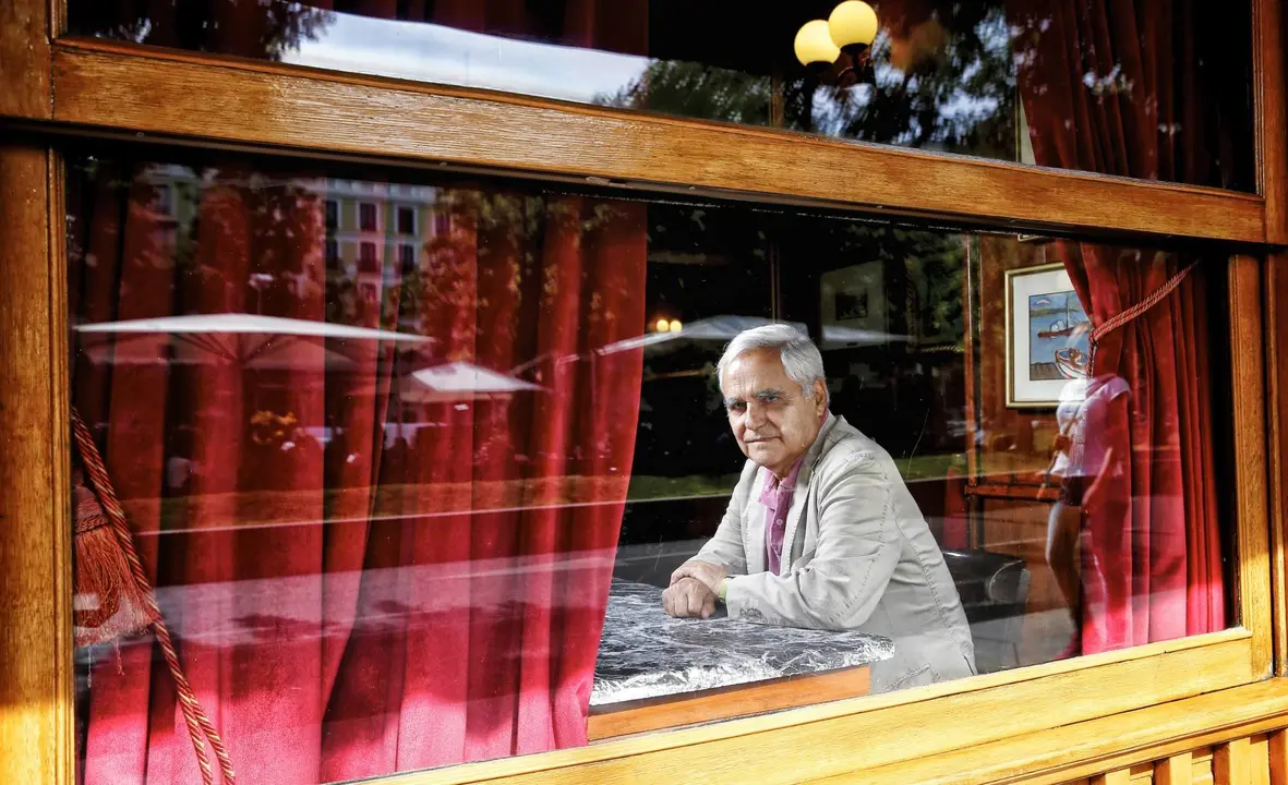 El periodista y escritor Juan Cruz, en el Café Gijón, de Madrid, en 2015. / Claudio Álvarez en El País