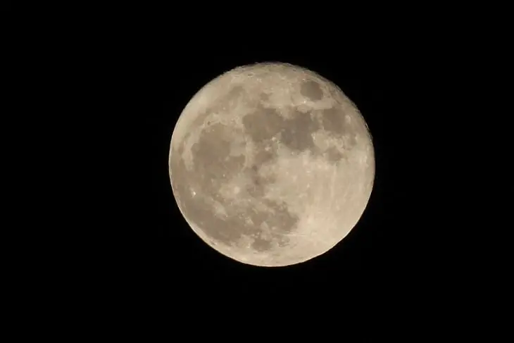 La luna en el cielo nocturno Pixabay