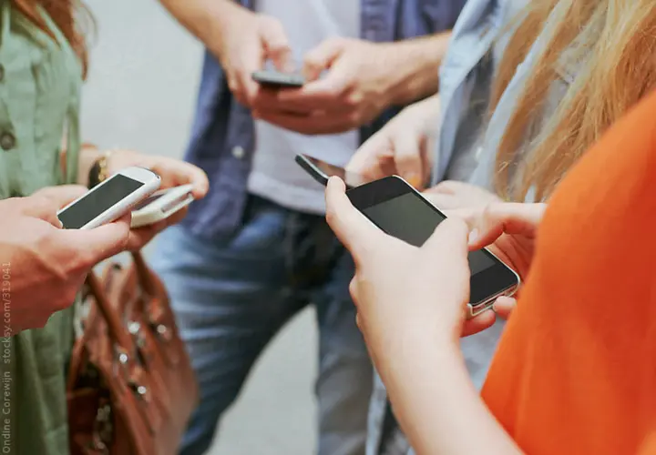 J&oacute;venes utilizando sus smartphon. / Mundiario
