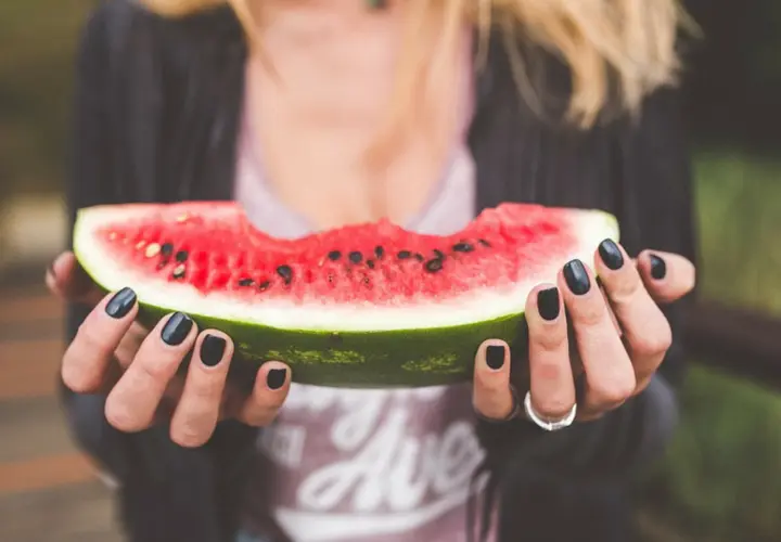 Mujer comiendo sandia. Pixabay.
