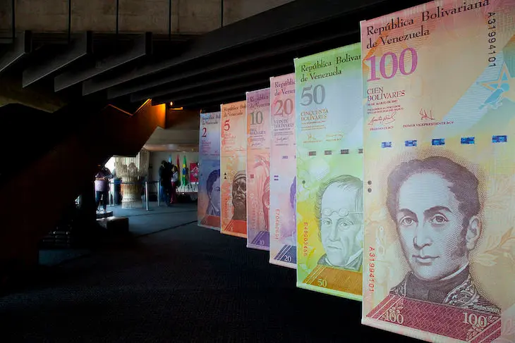 Murales con la imagen del bol&iacute;var.