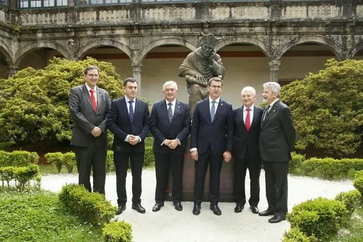 Miembros de la Academia Xacobea, que preside Xesús Palmou (derecha), con el presidente de la Xunta de Galicia. / Mundiario