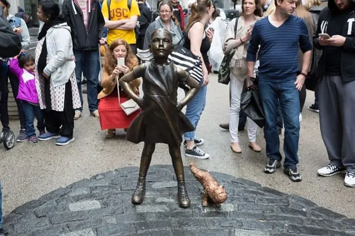 La ni&ntilde;a sin miedo y el perro desagradable Twitter