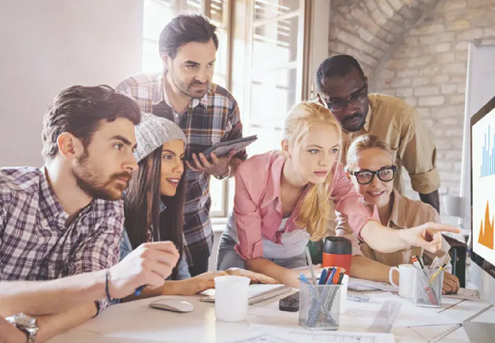 Millennials trabajando. / Peaksalesrecruiting.com.