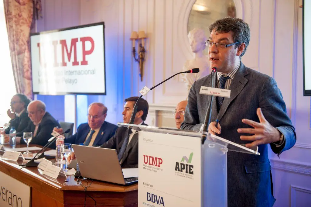 &Aacute;lvaro Nadal, ministro de Industria,en el curso de econom&iacute;a organizado por la APIE en la UIMP. / APIE