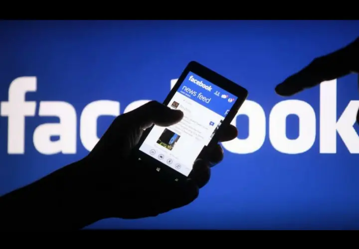 Emblema de Facebook y usuario ingresando a la plataforma a trav&eacute;s de un m&oacute;vil. Clipset.com