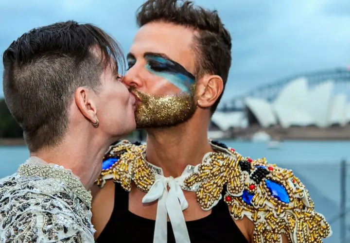 Pareja homosexual participando en la campa&ntilde;a #kiss4lgbtqrights. Twitter.