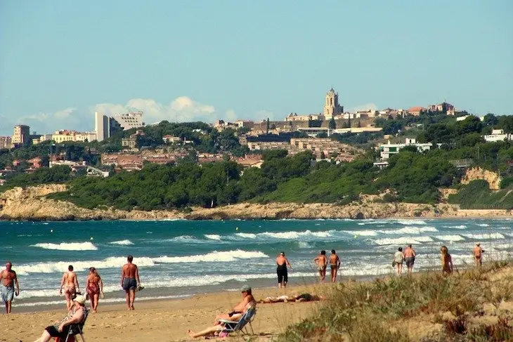 Turistas en una playa de Tarragona. / RR SS.
