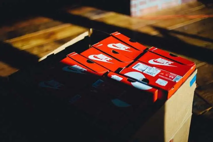 Caja con productos Nike. / Pexels.