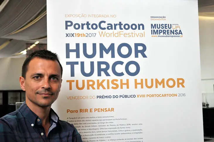 Caricaturista turco Emrah Arikan expone en el XIX PortoCartoon /  Francisco Pu&ntilde;al Su&aacute;rez