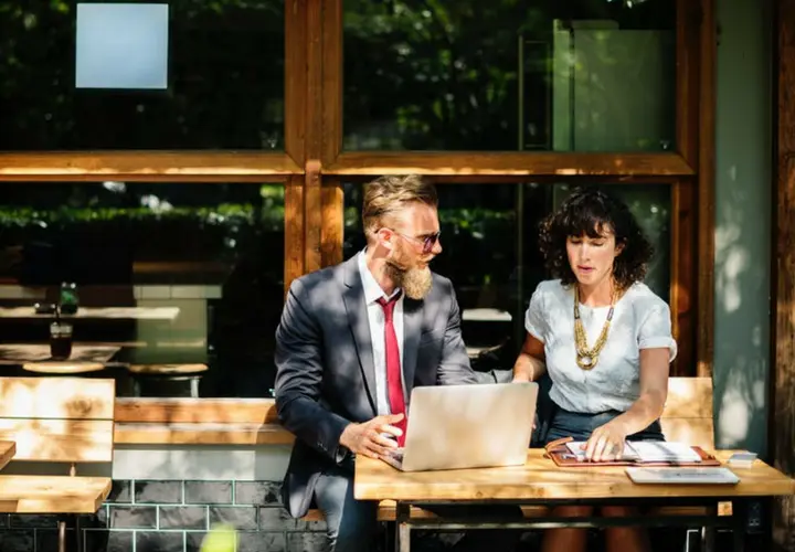 Personas en una reuni&oacute;n de negocios. Pexels.